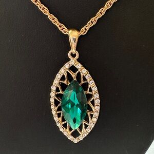 Elegant Gold and Green Pendant Necklace